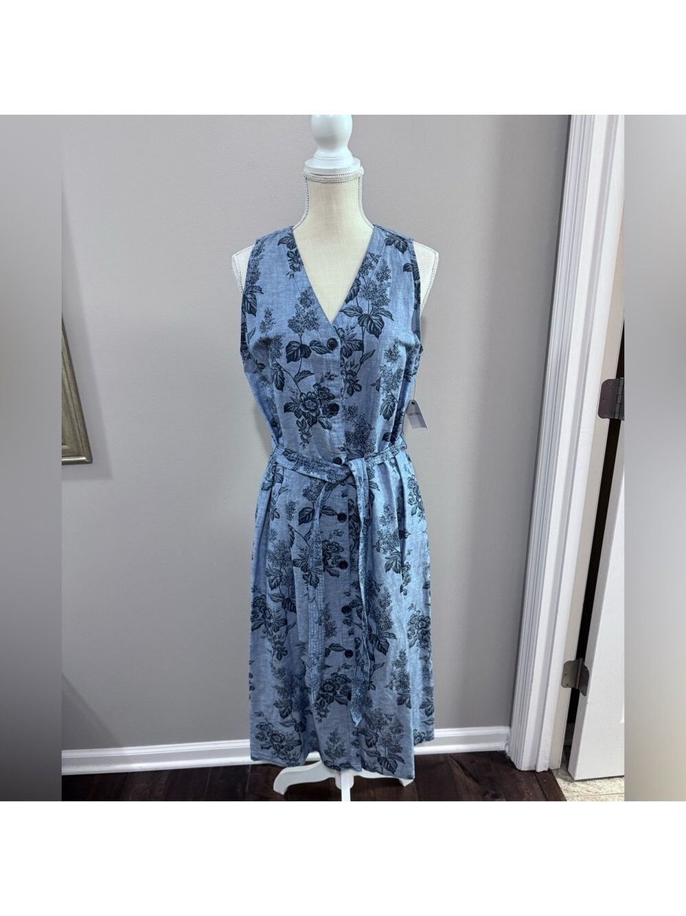 NWT Liz Claiborne Blue Floral Sleeveless Button Up Belted Dress. Size L
